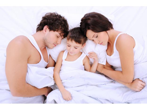 Si un enfant dort avec ses parents, comment pouvons-nous le sevrer? Règles de base