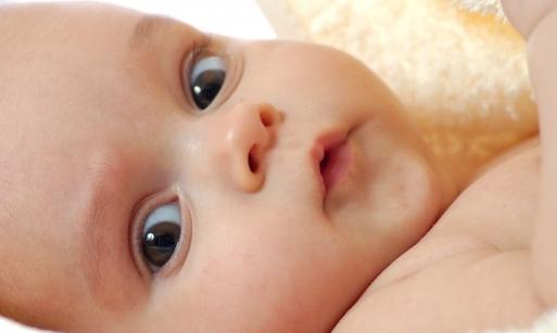 La couleur des yeux change chez les nourrissons