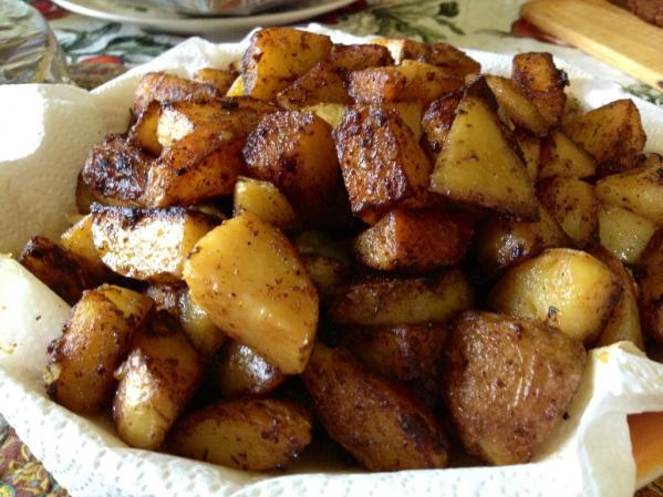Pommes de terre croquantes d'une manière rustique: une recette pour cuisiner au four et dans une poêle