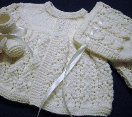 Nous apprenons à tricoter avec des aiguilles à tricoter pour un nouveau-né