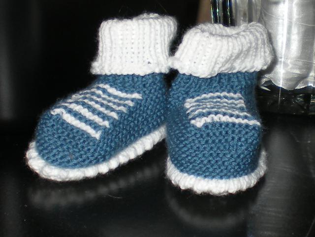 Chaussons simples tricotés avec des aiguilles à tricoter