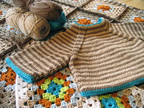 Tricotage pour les bébés jusqu'à un an avec des aiguilles à tricoter