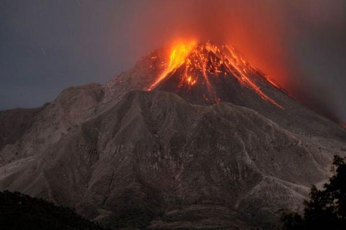 Quelle est la cause de l'éruption du volcan